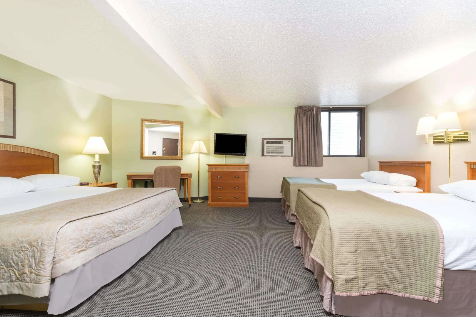 Super 8 by Wyndham Fargo/I-29/West Acres Mall