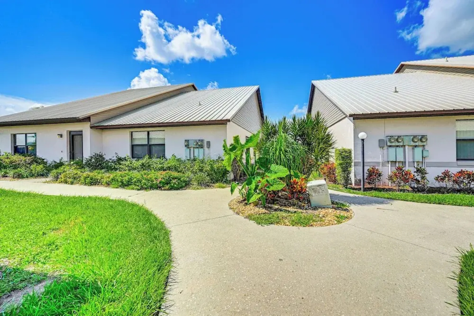 Sunny Canal-view Villa w/ Lanai in Sebring!