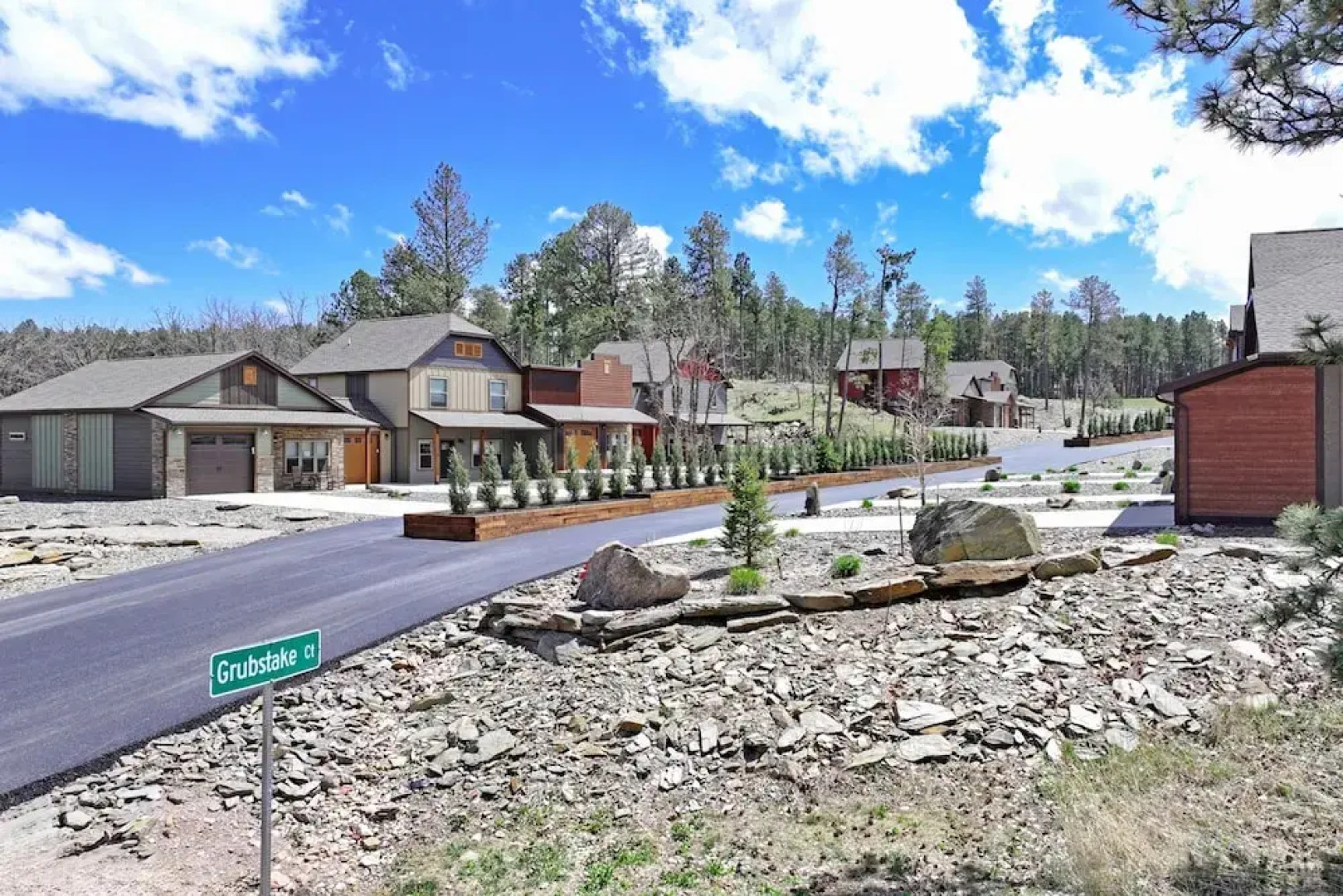 Gold Mining Condo King Bed Modern Comforts