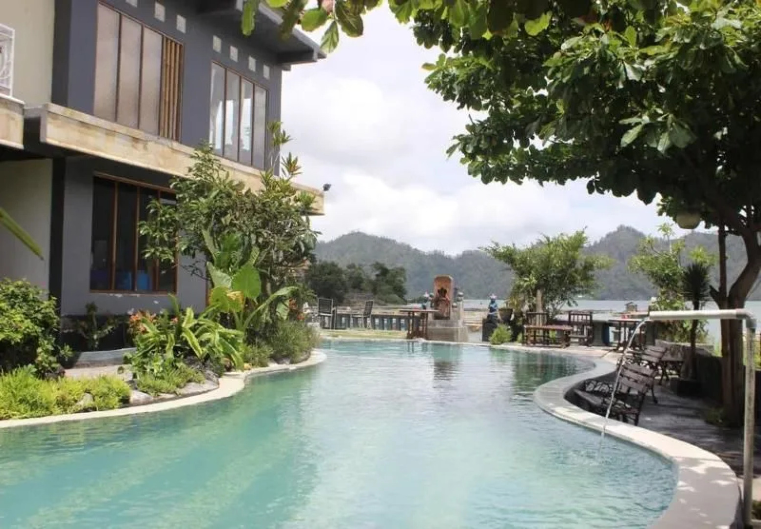 Penginapan Lakeside Cottages by ZUZU