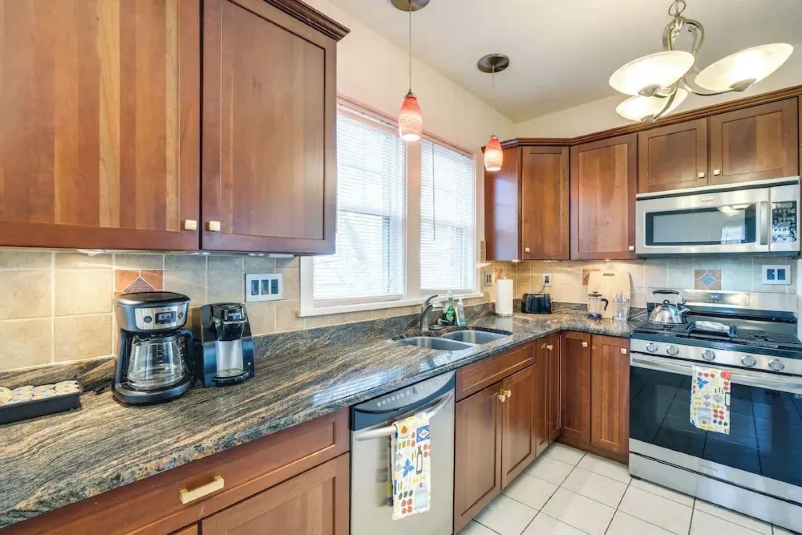 Walk to The Grandin Theatre: Roanoke Unit w/ Yard!