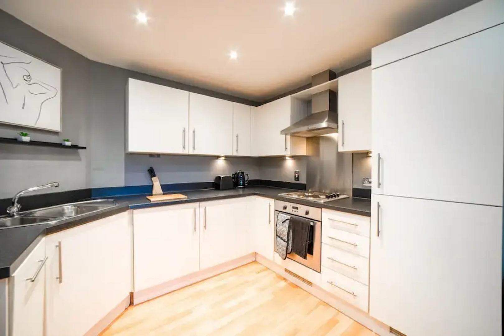 Dyzyn Living B2B Stays Secure Parking Great Location