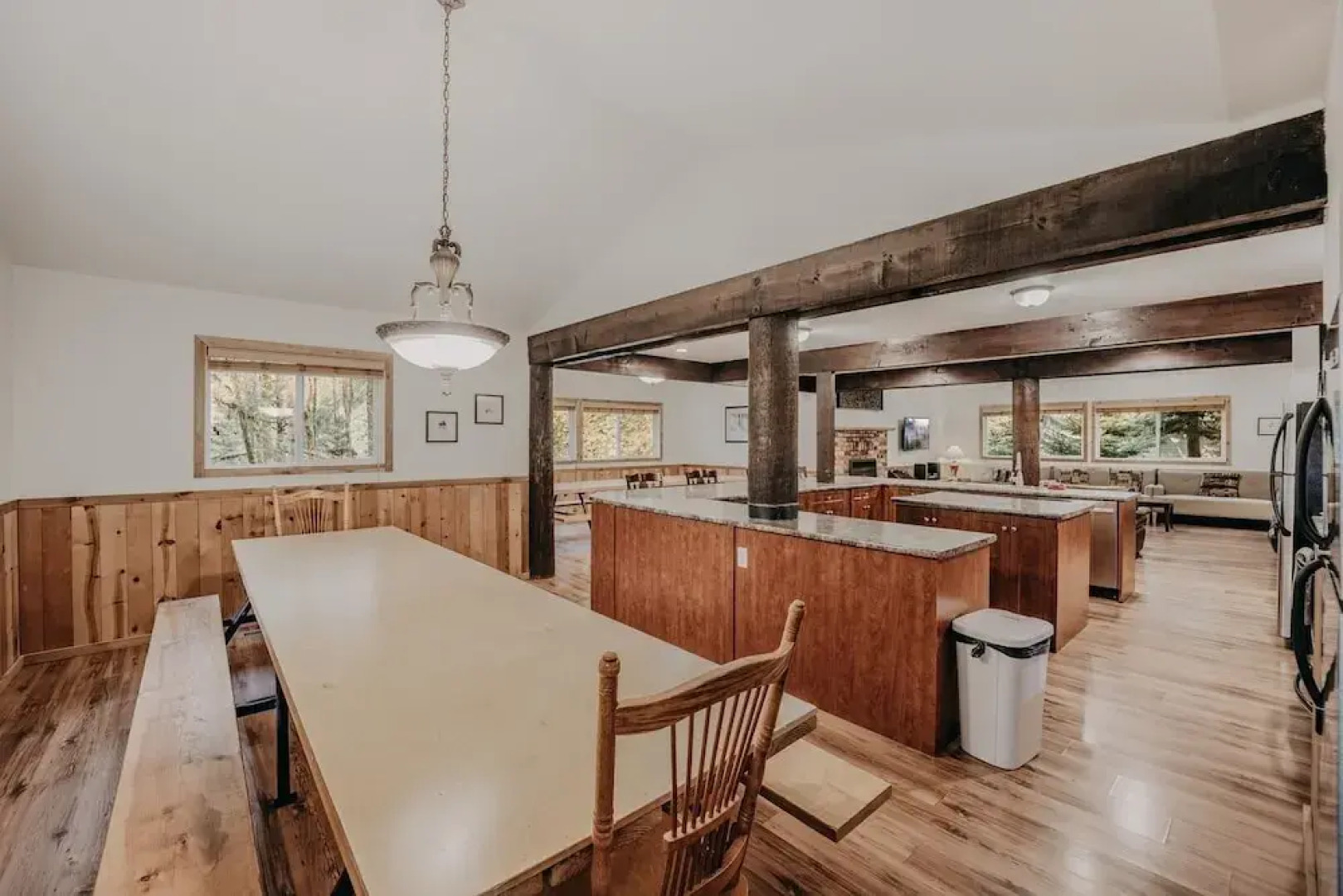 03mbh -12-bdrm - 3.5-bath - Wifi - Pets Ok - Sleeps 26 12 Bedroom Home by RedAwning