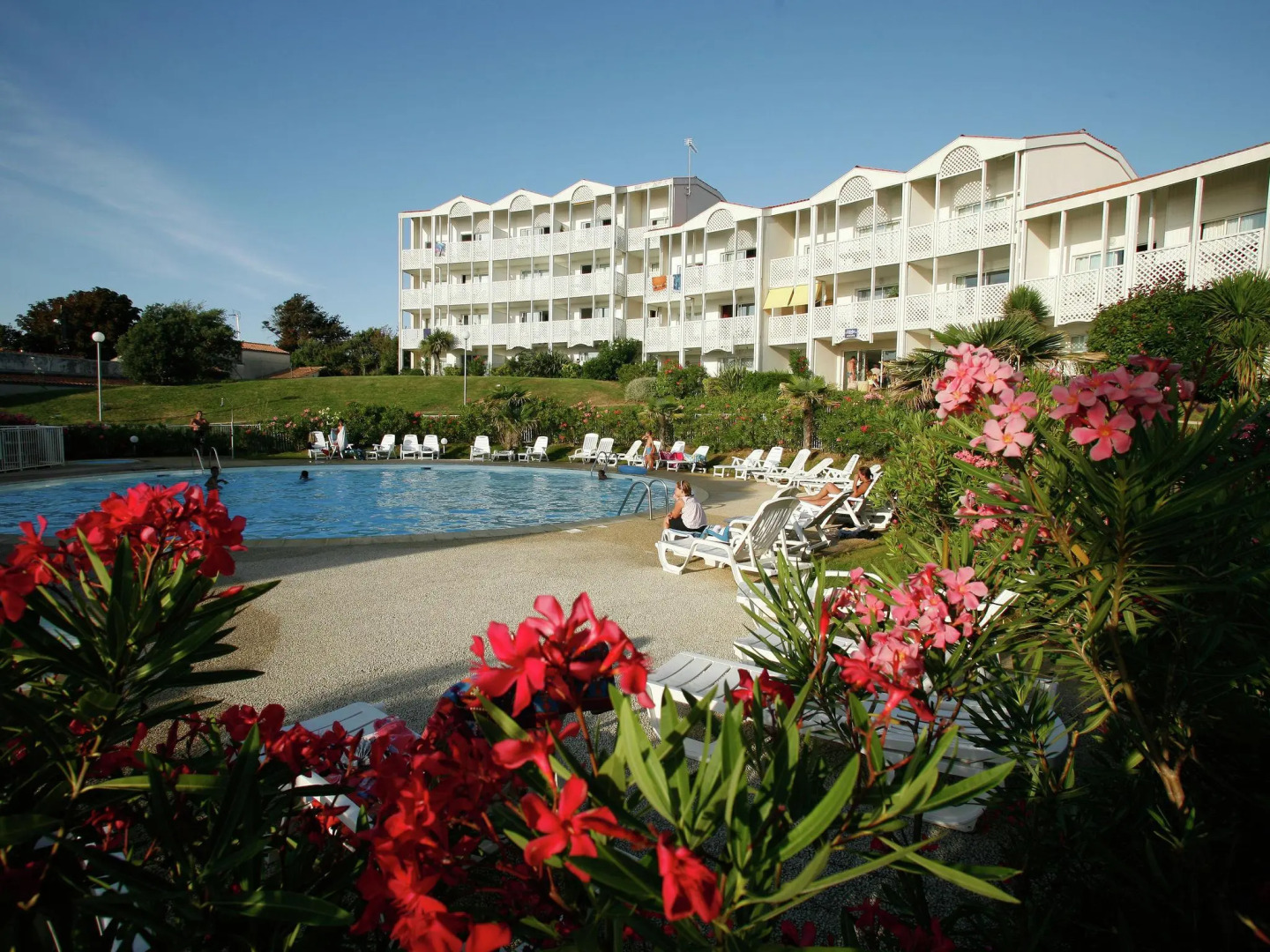 Apartment with a view on the pool or see near Fort Boyard