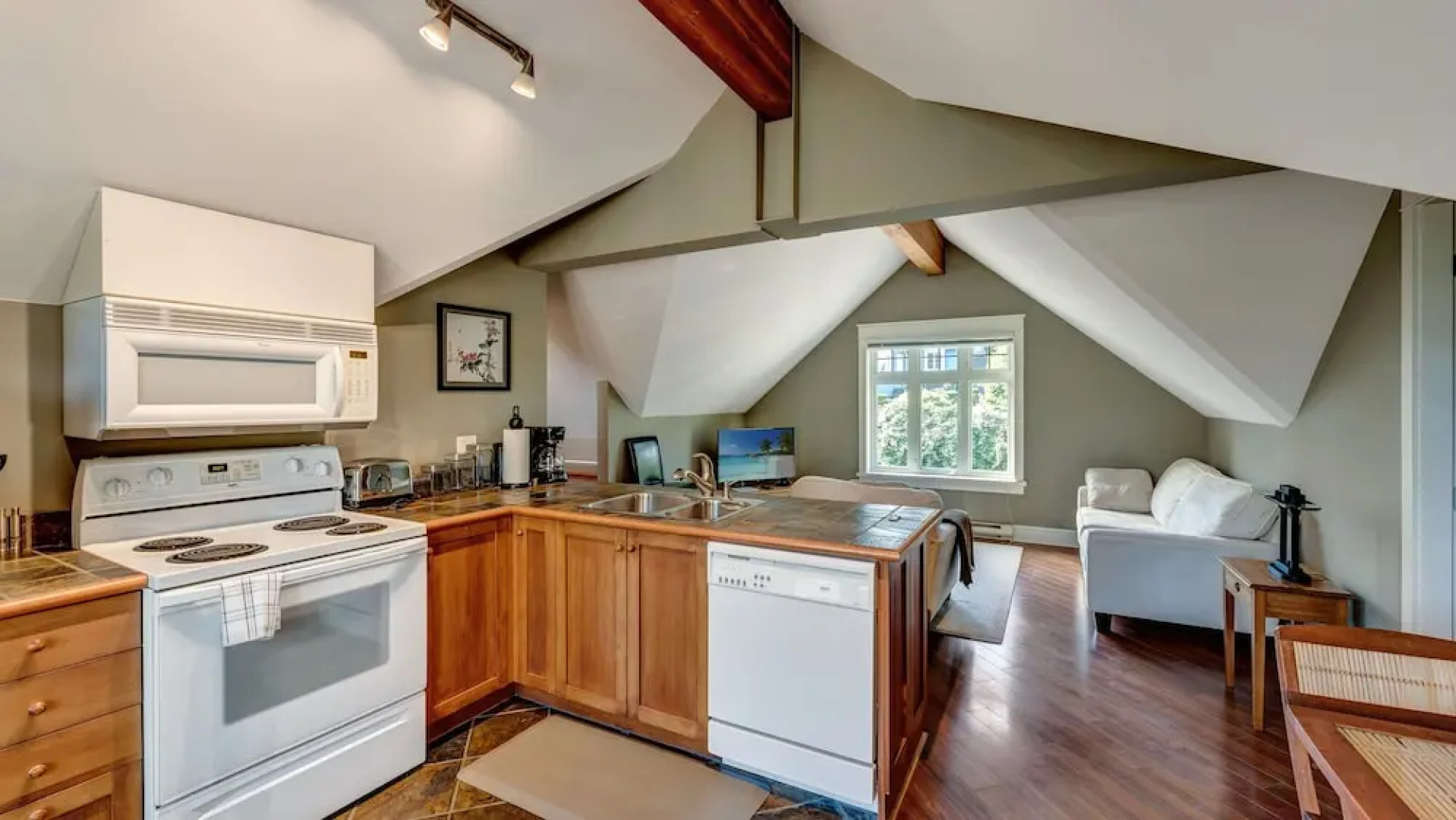 Parker by the Sea - Quaint Apartment with Beach Access