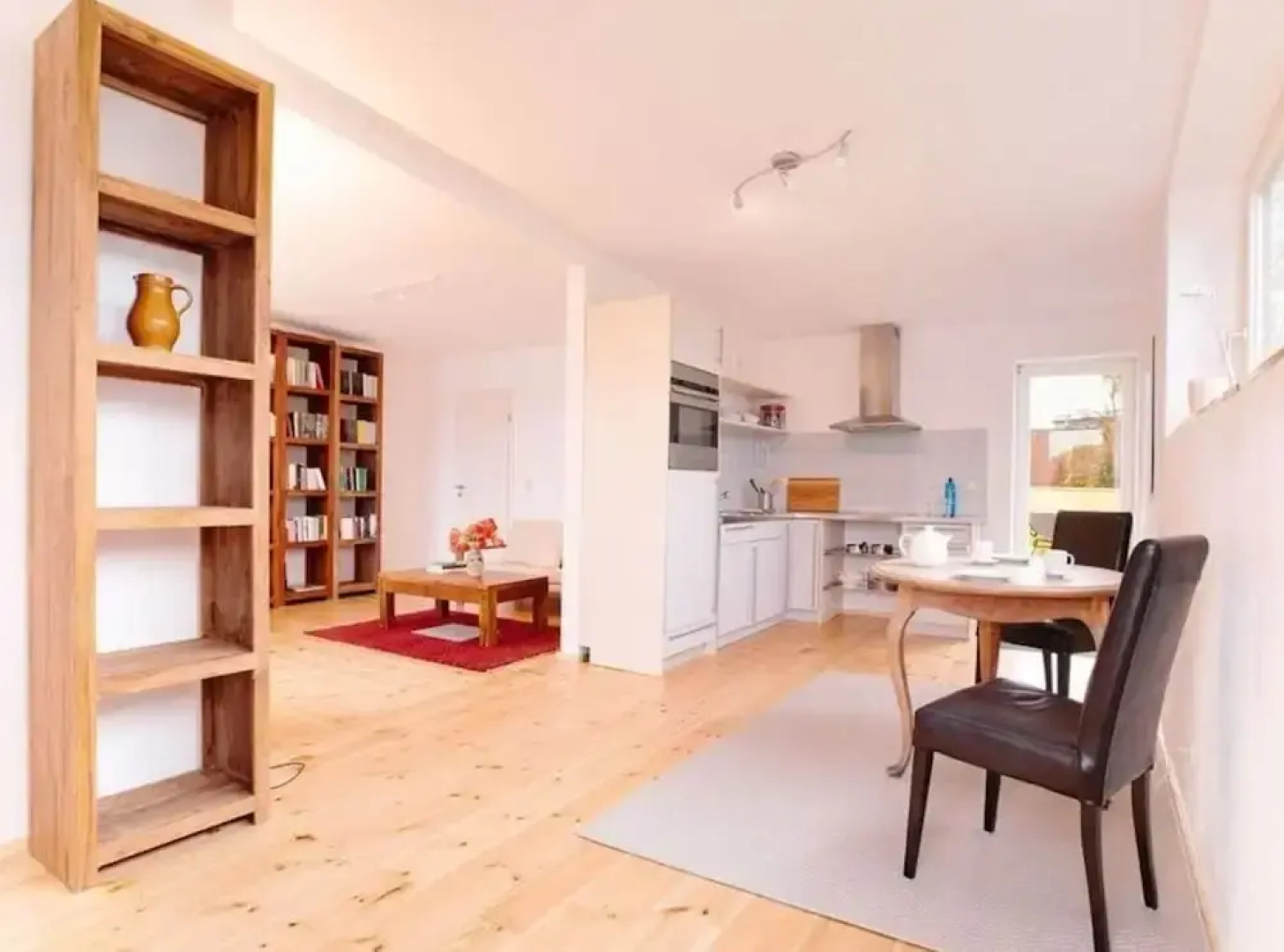 Bauhaus Holiday Apartment by the Lake