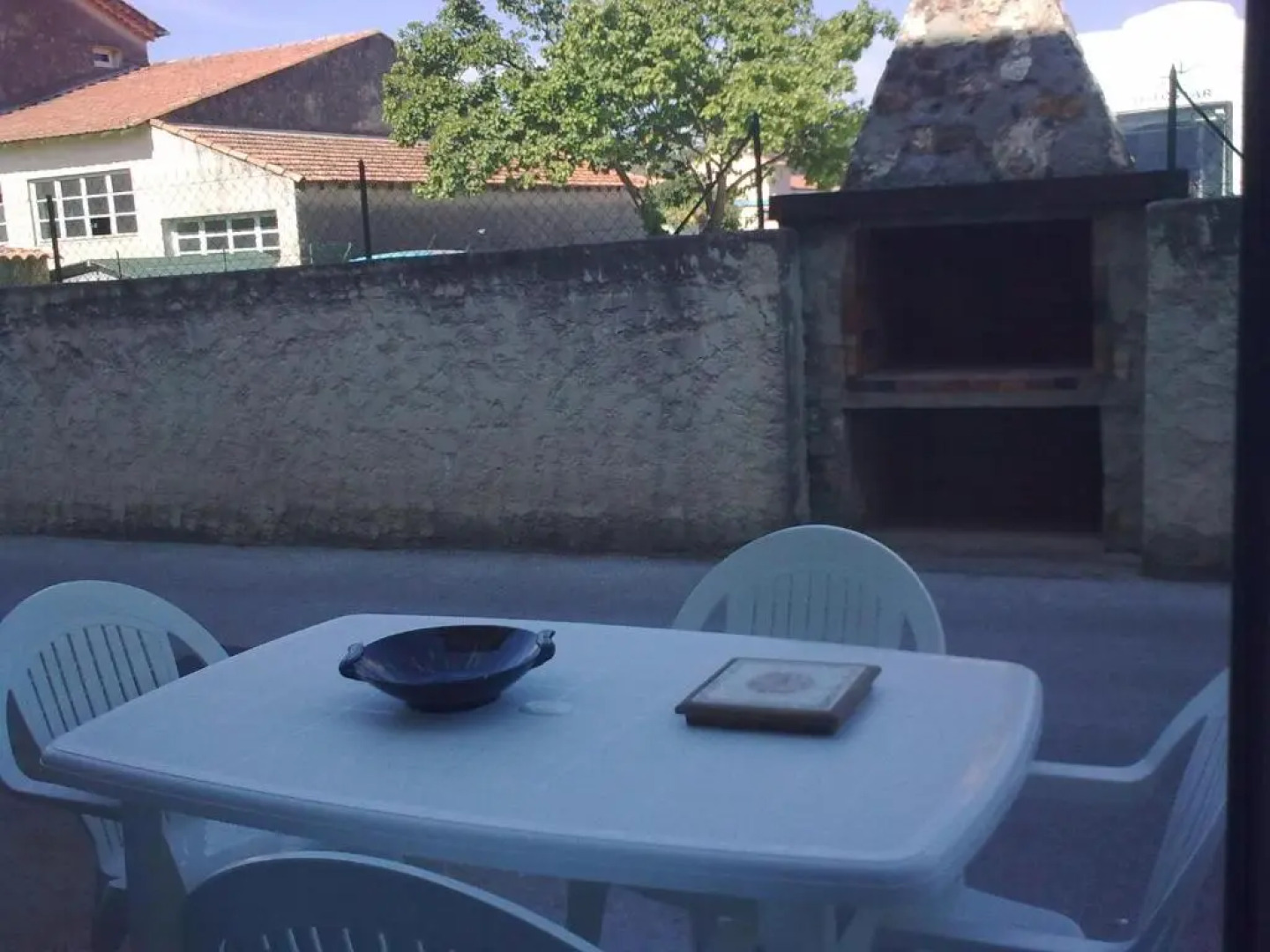 STUDIO CLIMATISE. Proche parking, commerces et mer