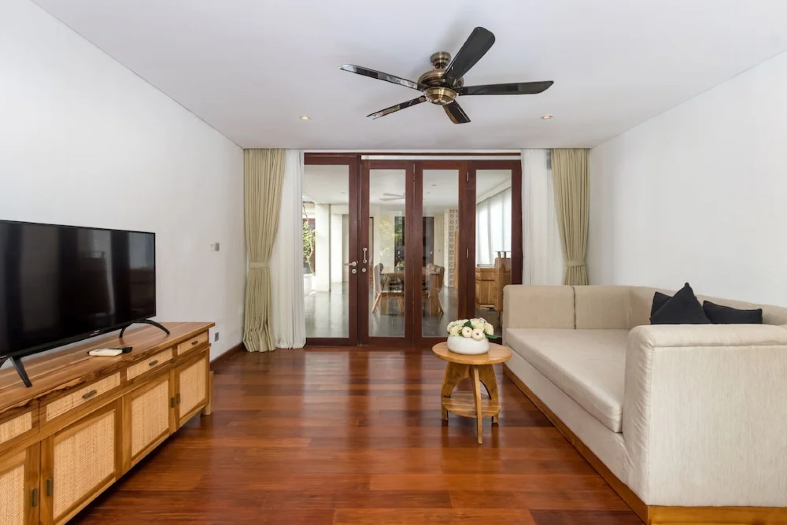 Wonderful Oceanfront 3 Br Villa in Seminyak