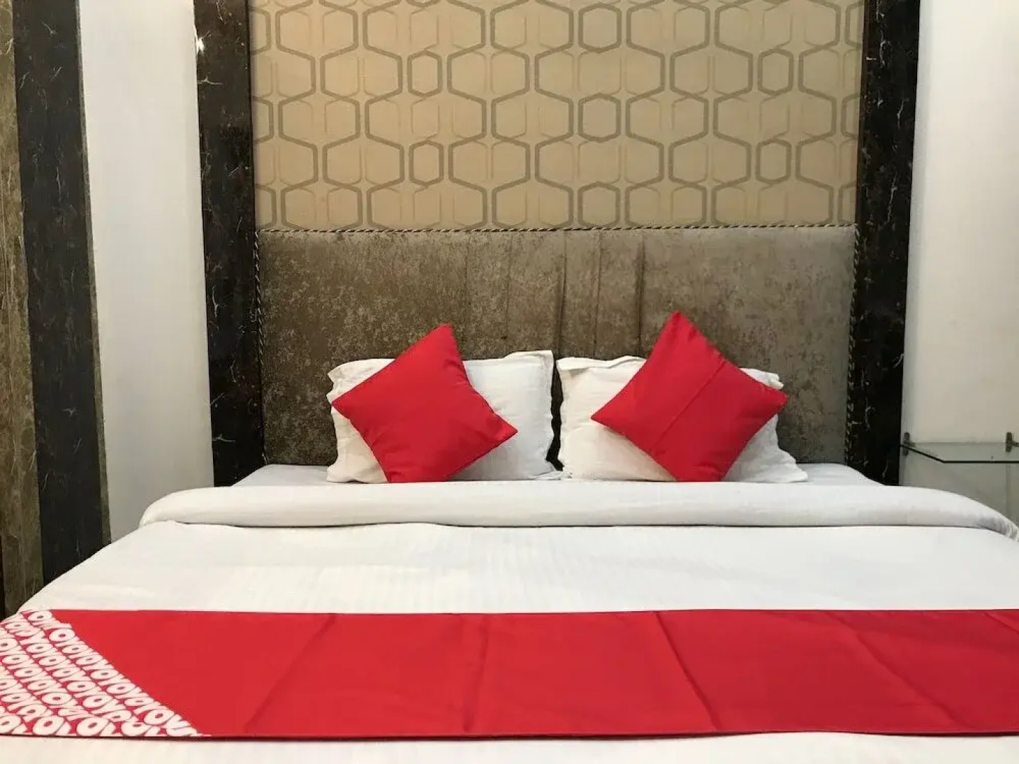 OYO 15771 4 Season Hotel