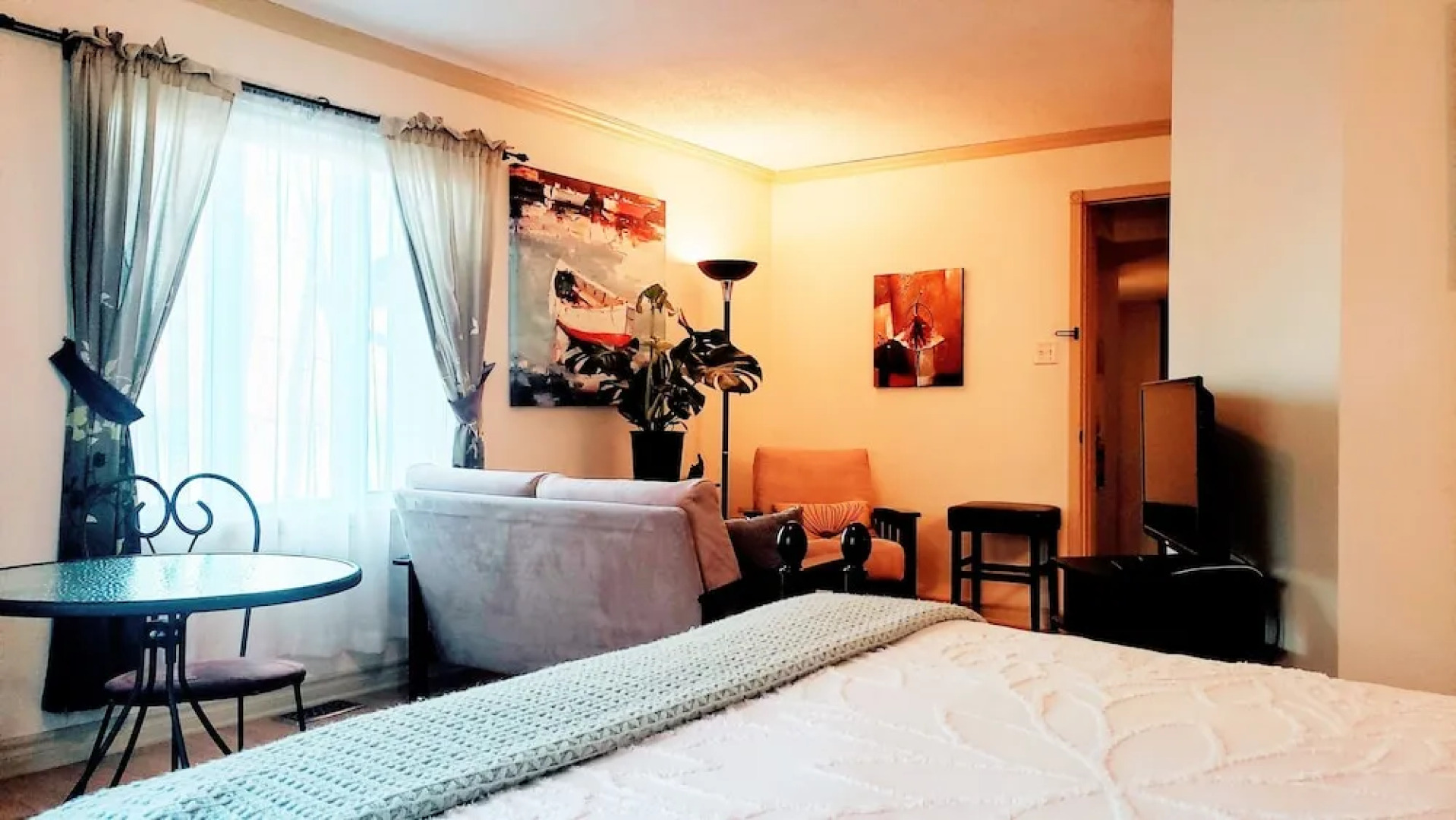 Kokomo Inn - Tropical Riverfront B&B