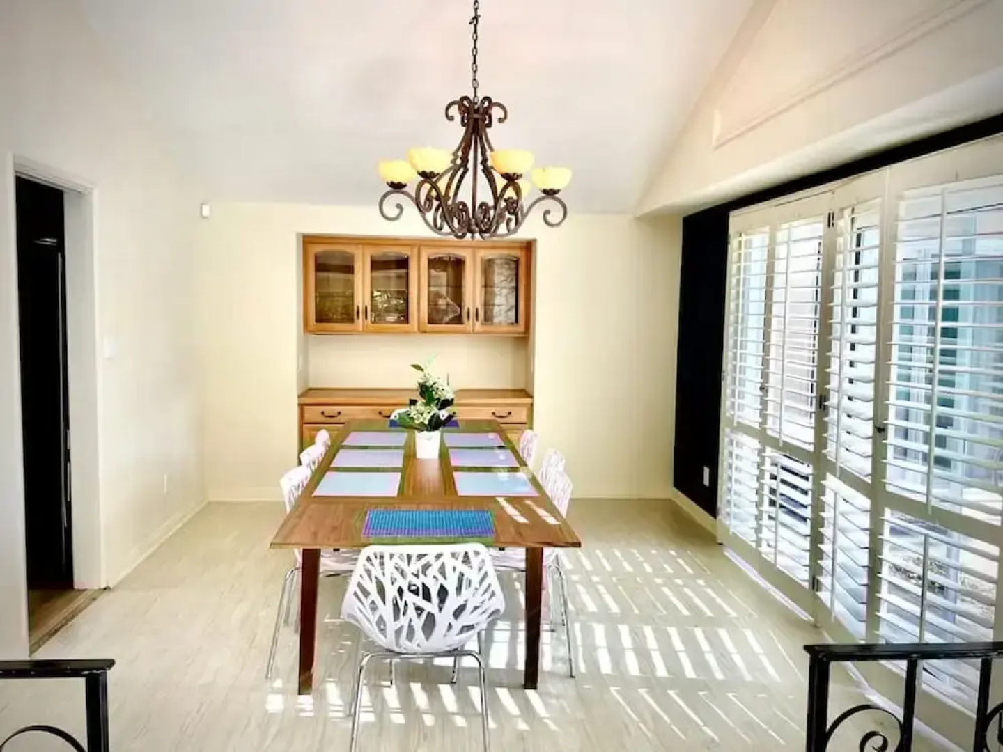 Pacific Dreams at Woodland Hills Distinguished 8 Br 6 5 BA Residence With Pool and Spa Sleeps 16