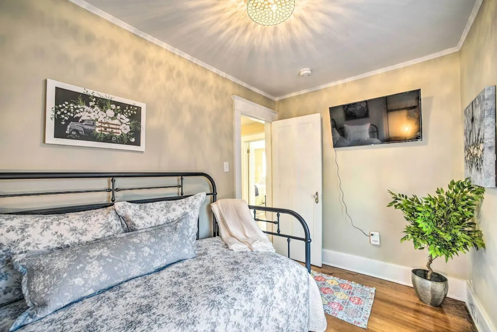 Family-friendly Glens Falls Home w/ Sun Porch