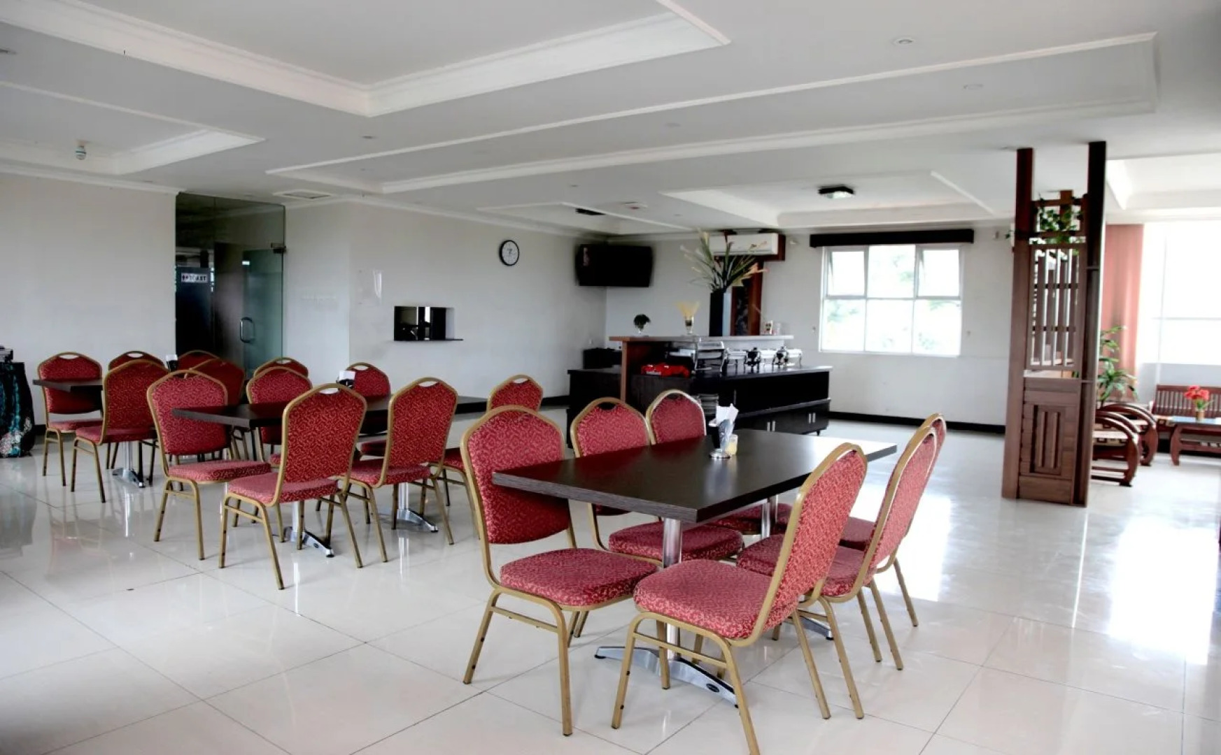 RedDoorz Plus @ Point Phila Cihampelas