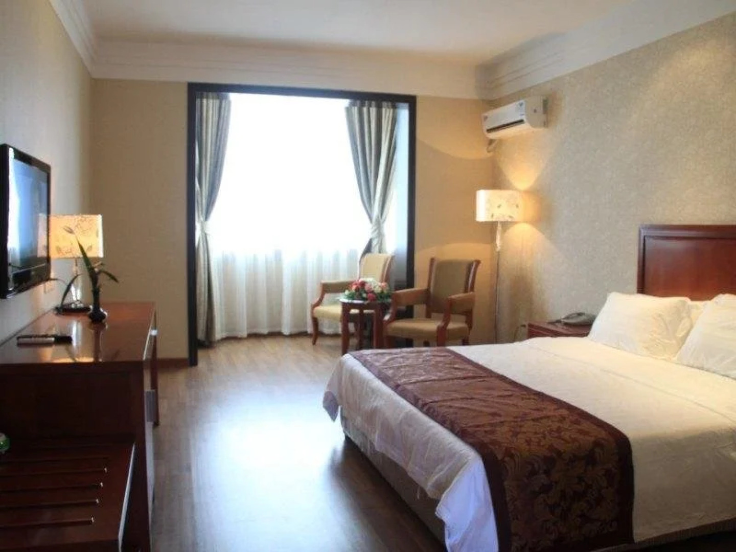 Yibin Jiangnan Hotel