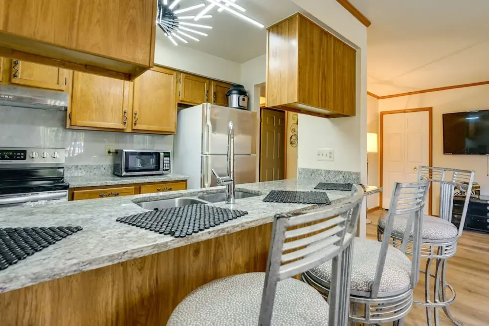 Cozy Clinton Township Condo: 3 Mi to Anchor Bay!