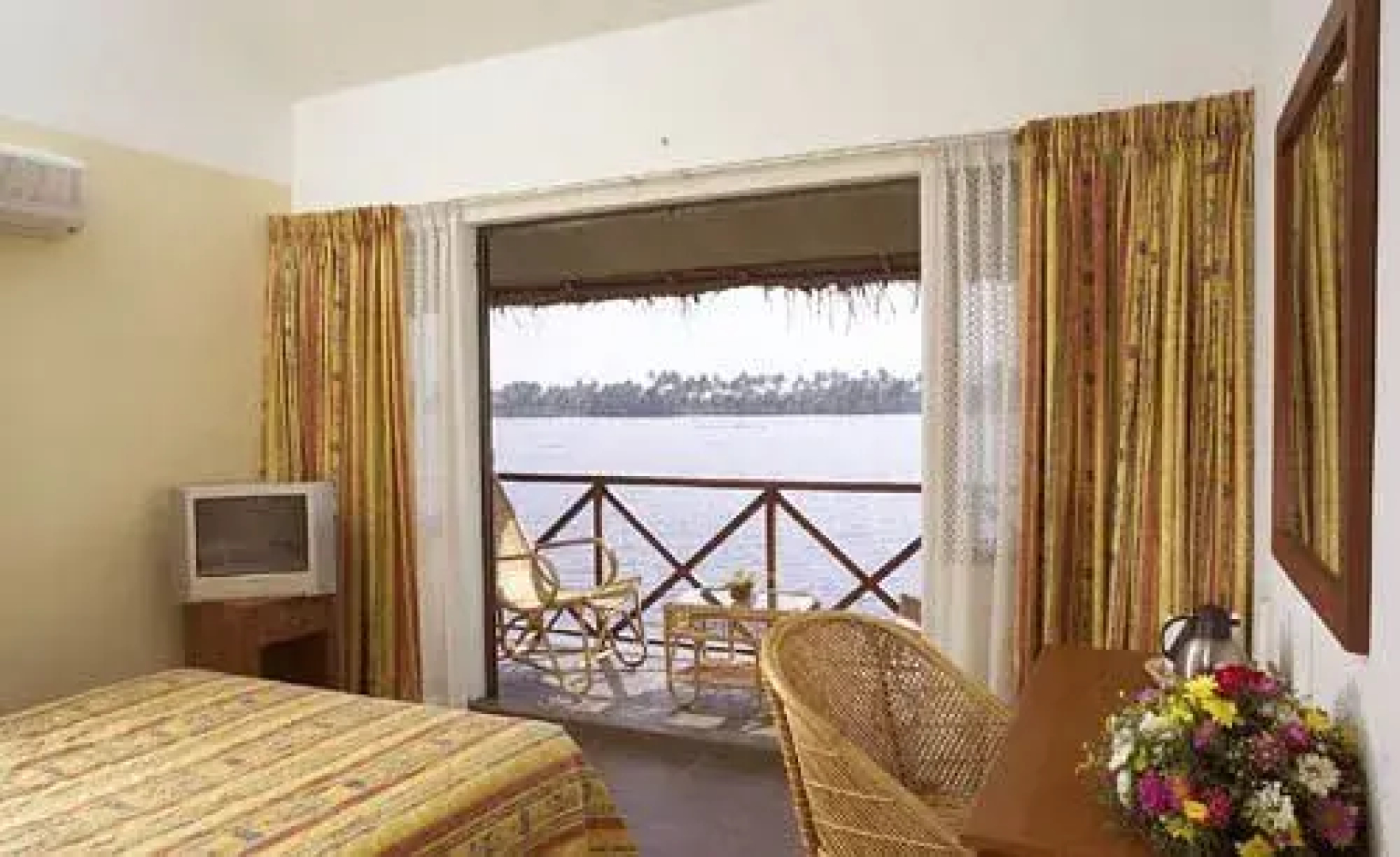 Emarald Pristine Island Floating Resort