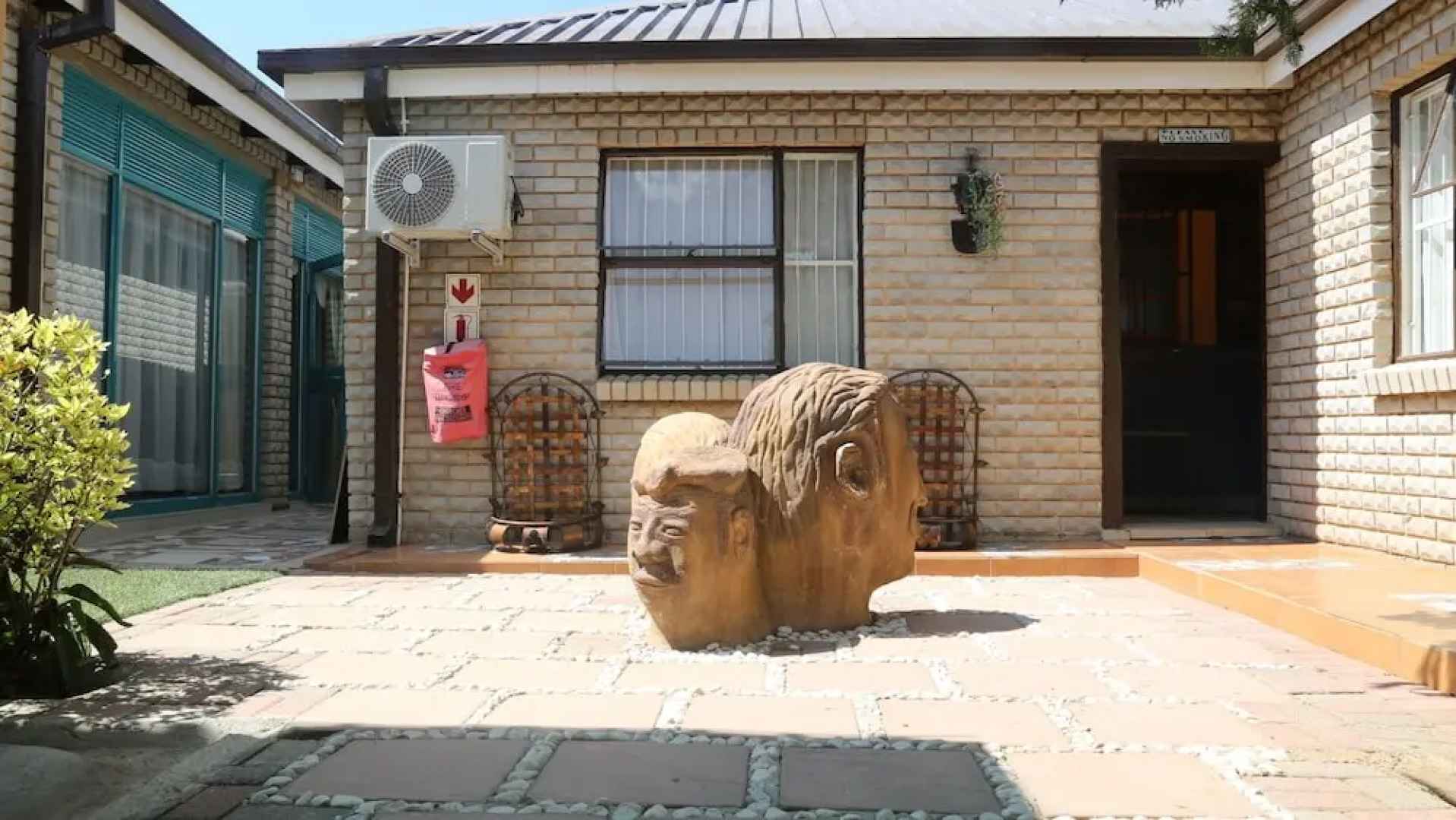 Roba Monakedi Guest Lodge