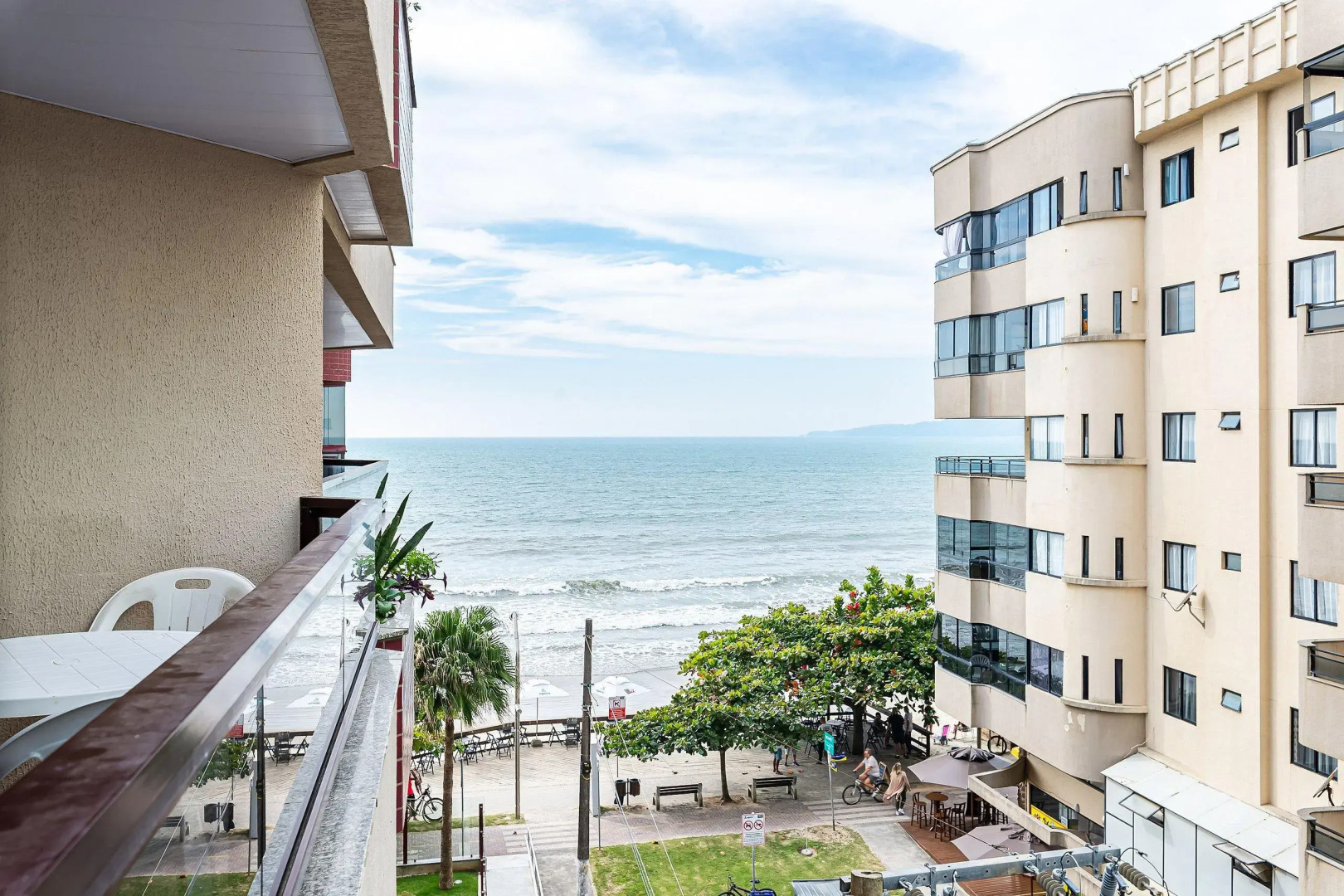 Apto pé na areia vista mar em Meia Praia EVB308