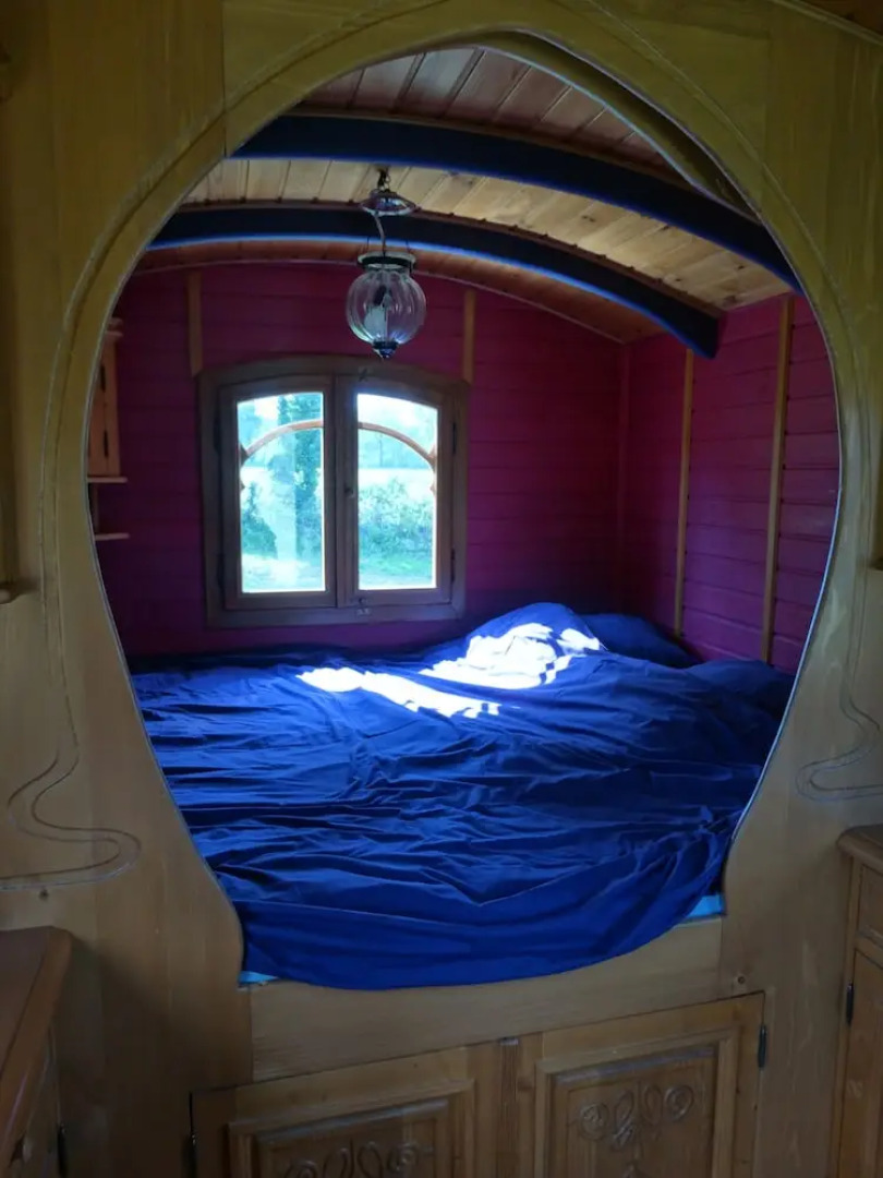 Une roulotte et des chevaux