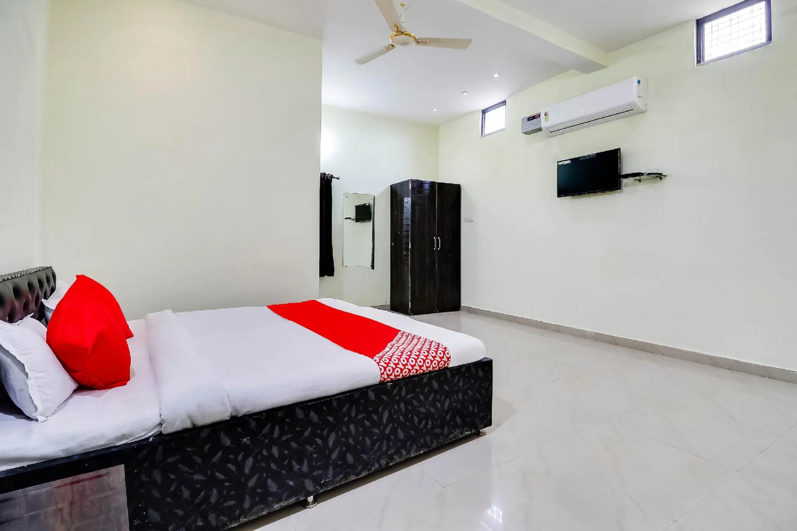 OYO 70559 Hotel Om Shree Palace