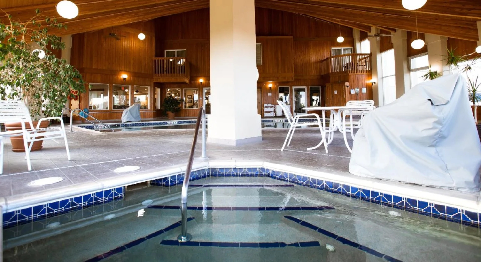 Ten Pin Inn & Suites