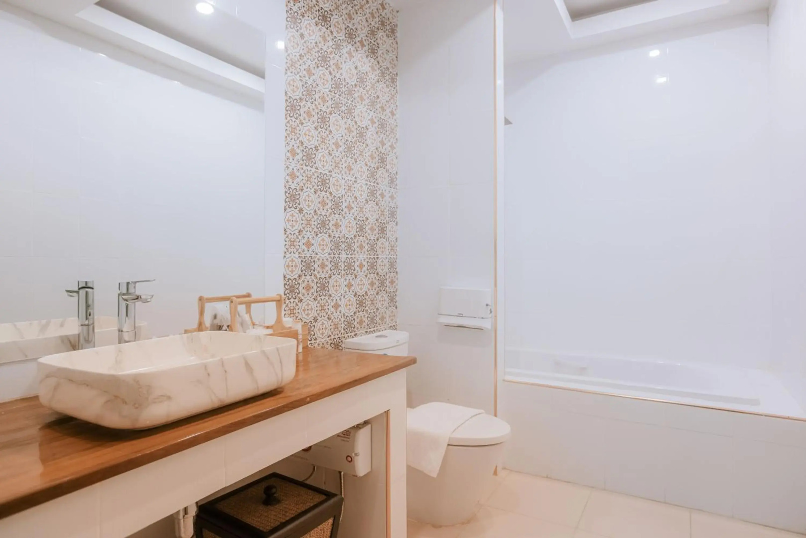 Отель The Robertson House by The Crest Collection