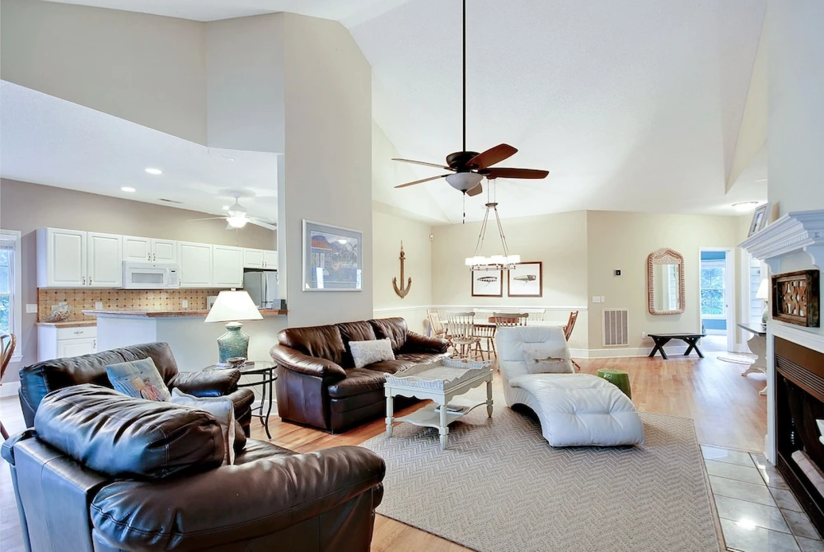 Spacious Overlooking Lagoon 5 Bedrooms 2.5 Bathrooms Home