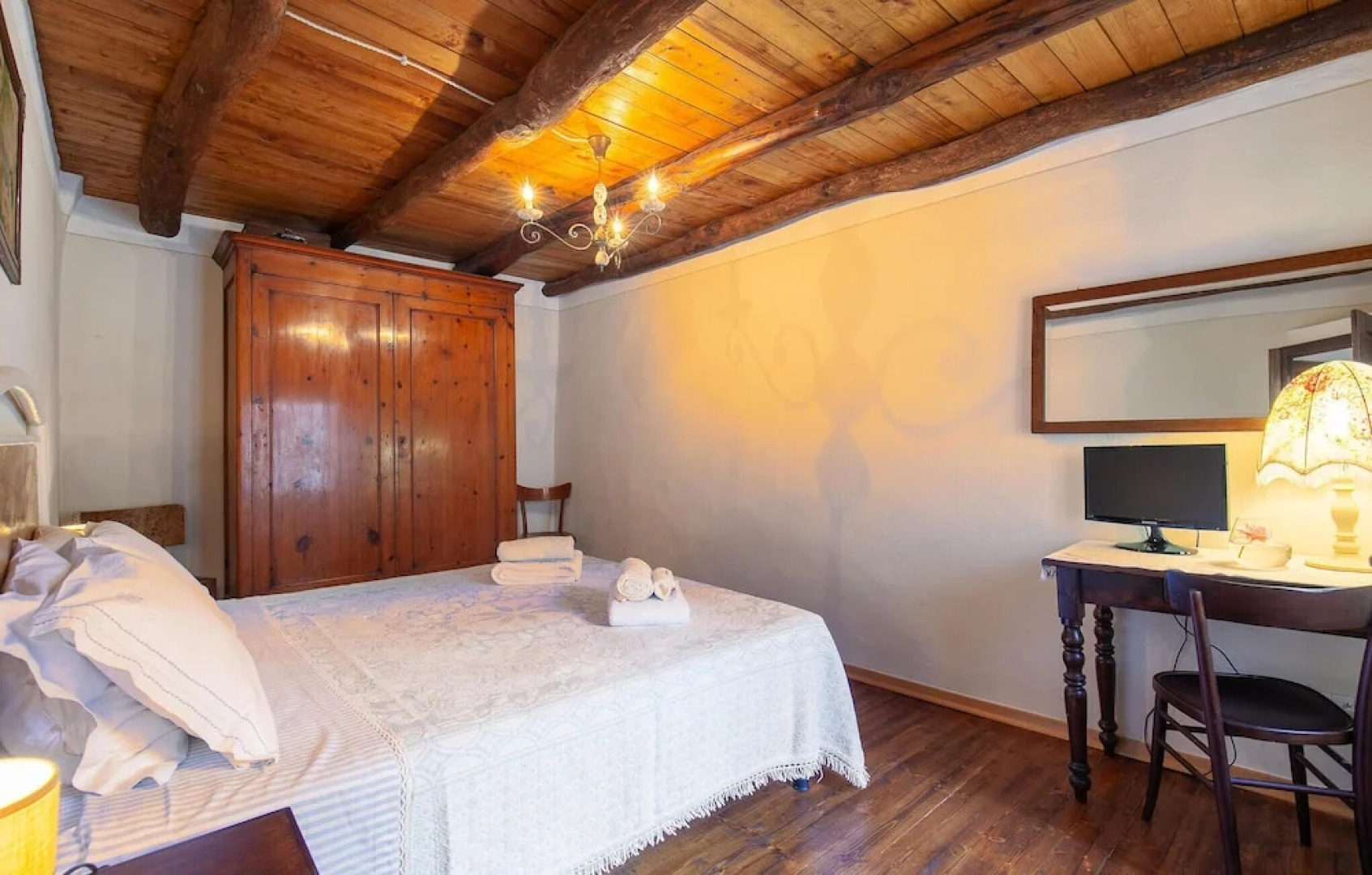 Stunning Home in Piazza al Serchio With 2 Bedrooms and Wifi