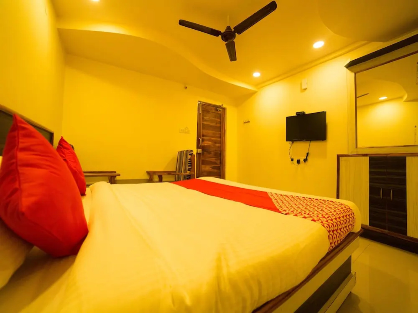 OYO 12973 Hotel Crystal