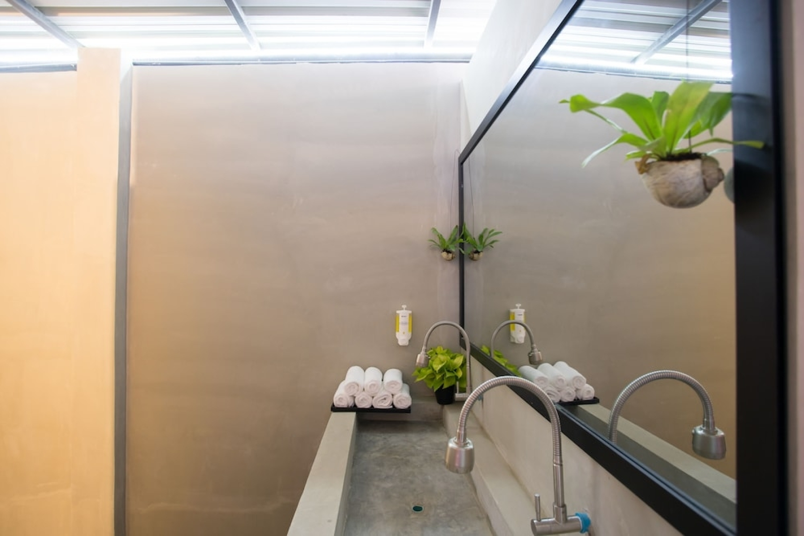 White Rabbit Hostel - Adults Only