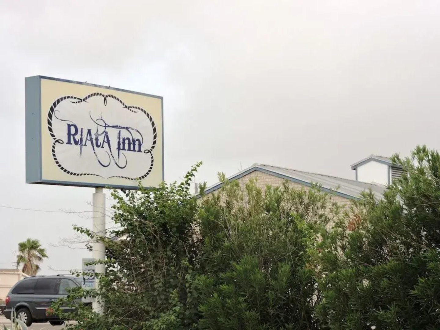 Riata Inn Crystal City