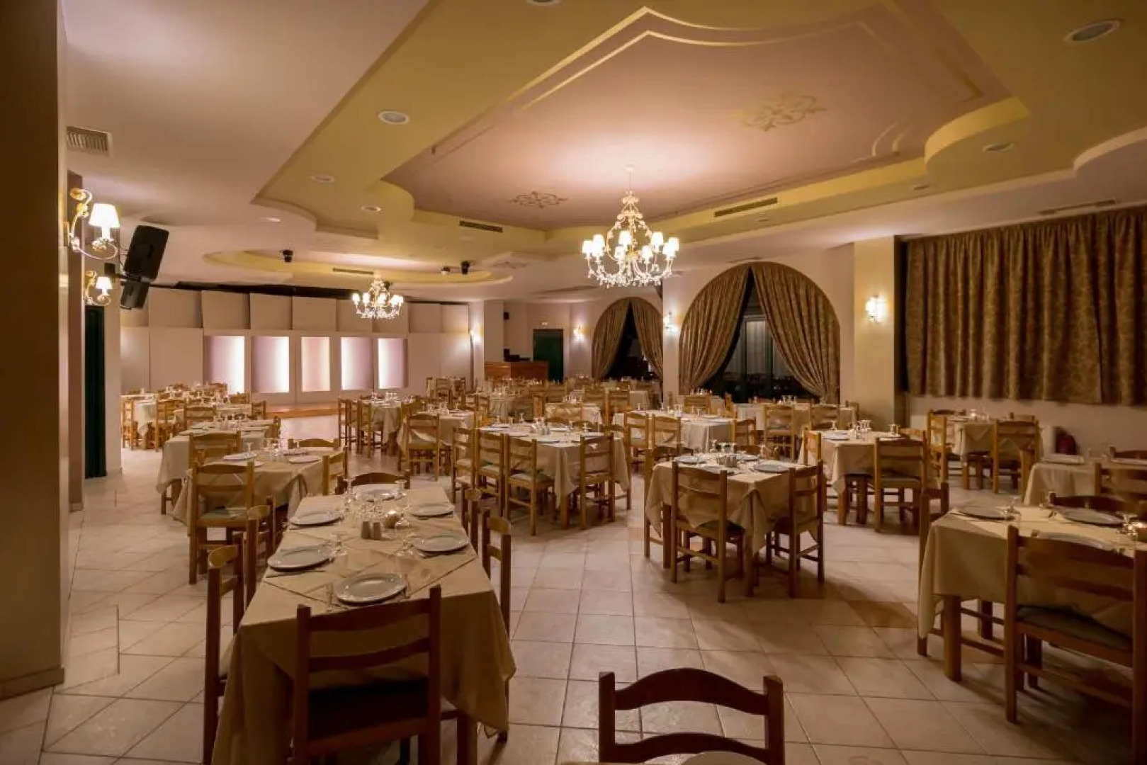 Faros Luxury Suites & Restaurant