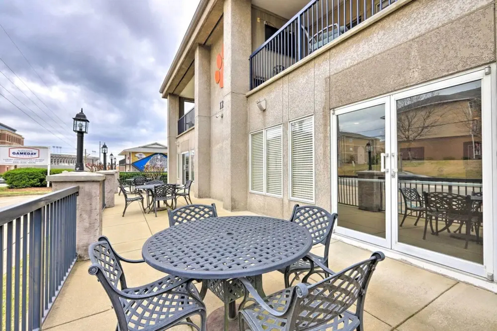 Auburn Gameday Center Studio: Walk to Arena!