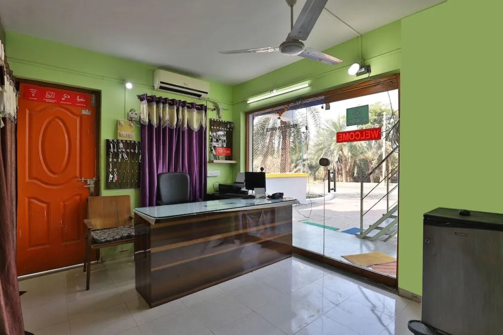 OYO 24833 Hotel Silver