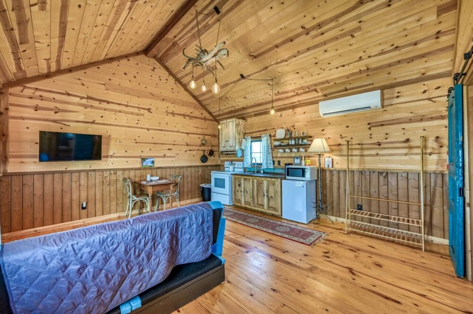 Cozy Cabin in the Heart of 290 Wine Trail