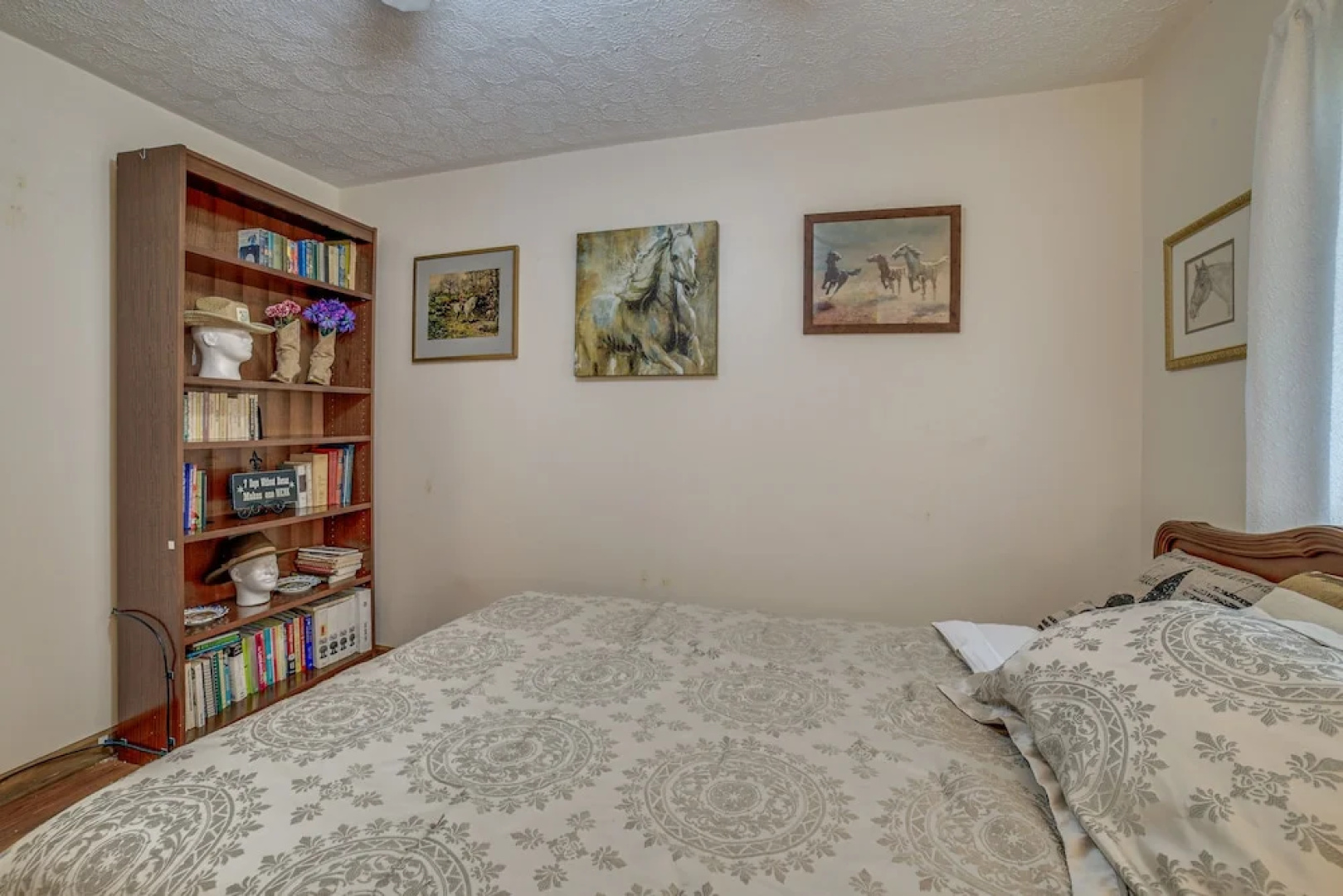 Quaint Youngstown Home ~ 2 Mi to Boardman Park!