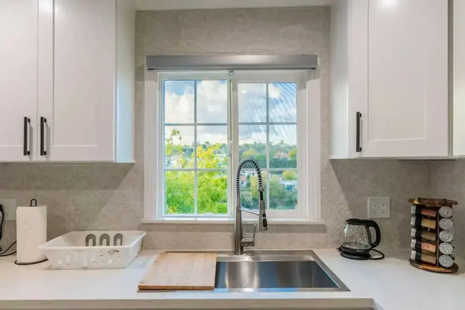 Stunning LA Luxury Retreat Ideal for Work or Play