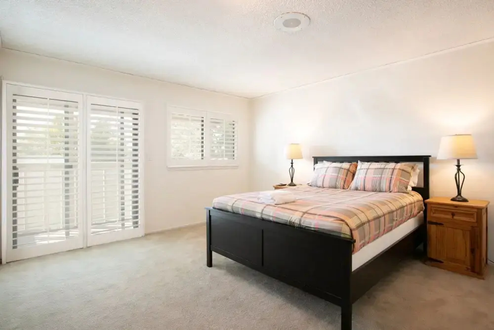 Sunny Pasadena Mansion, Sparkling Heated Pool & Projector Room!