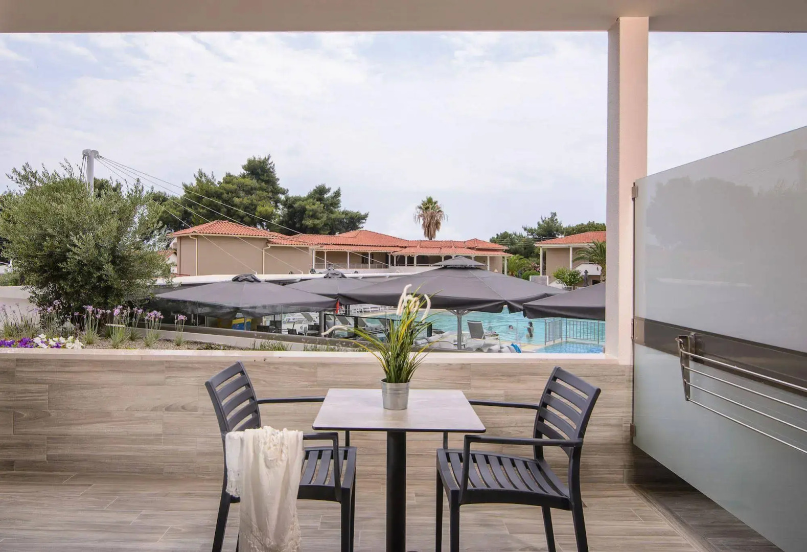 Lagomandra Beach & Suites