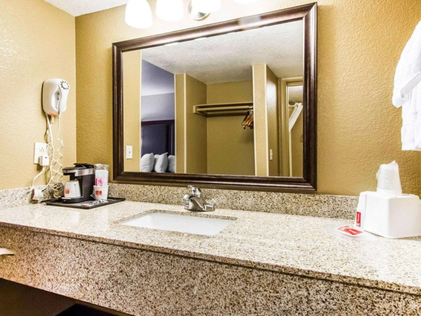 Econo Lodge University