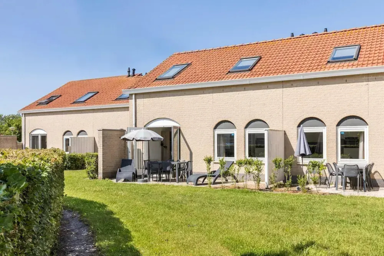 Restyled Bungalow With 2 Bathrooms, Near the Beach