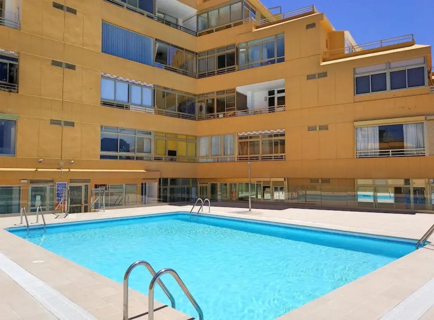 Flatguest Pool and beach