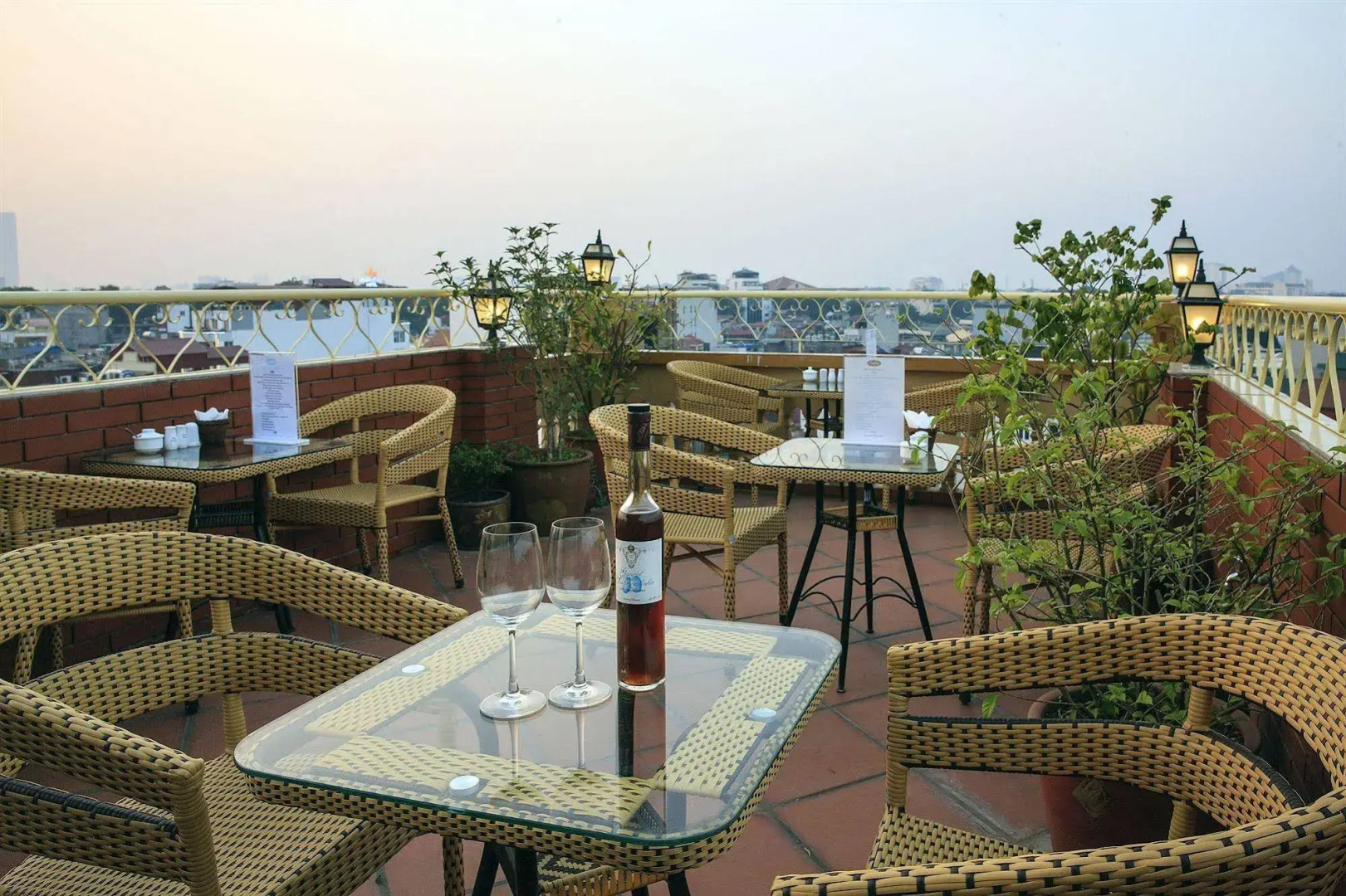 Lucky 3 Hotel & Travel