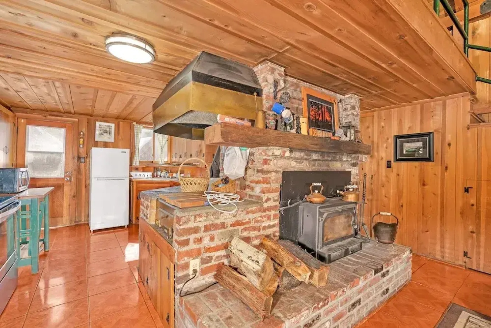 Rustic Knotty Pine - Minutes to the Water!