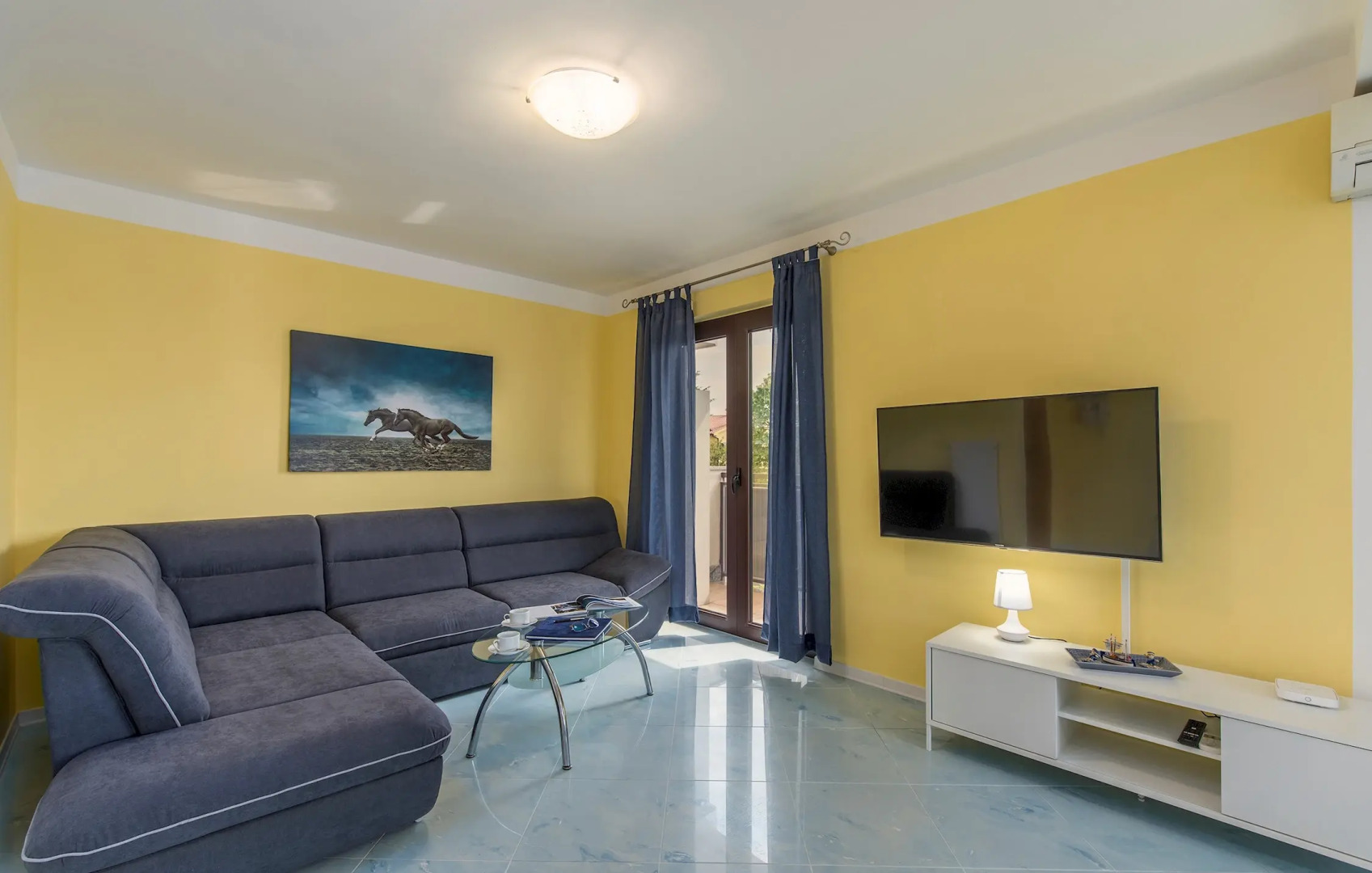 Spacious 3BDR Sea View Apartment next to the Beach