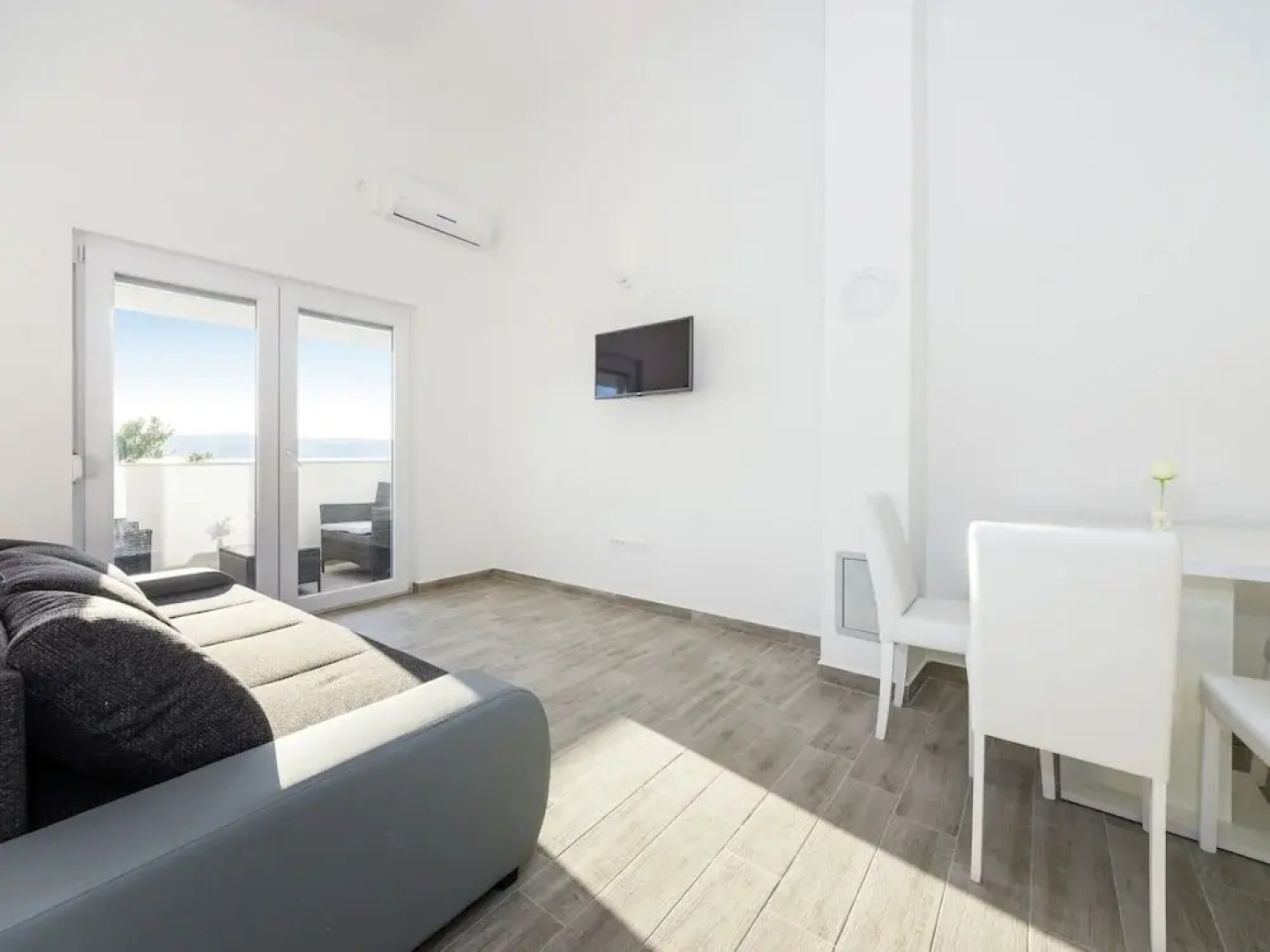 Sea-view Apartment With Garden