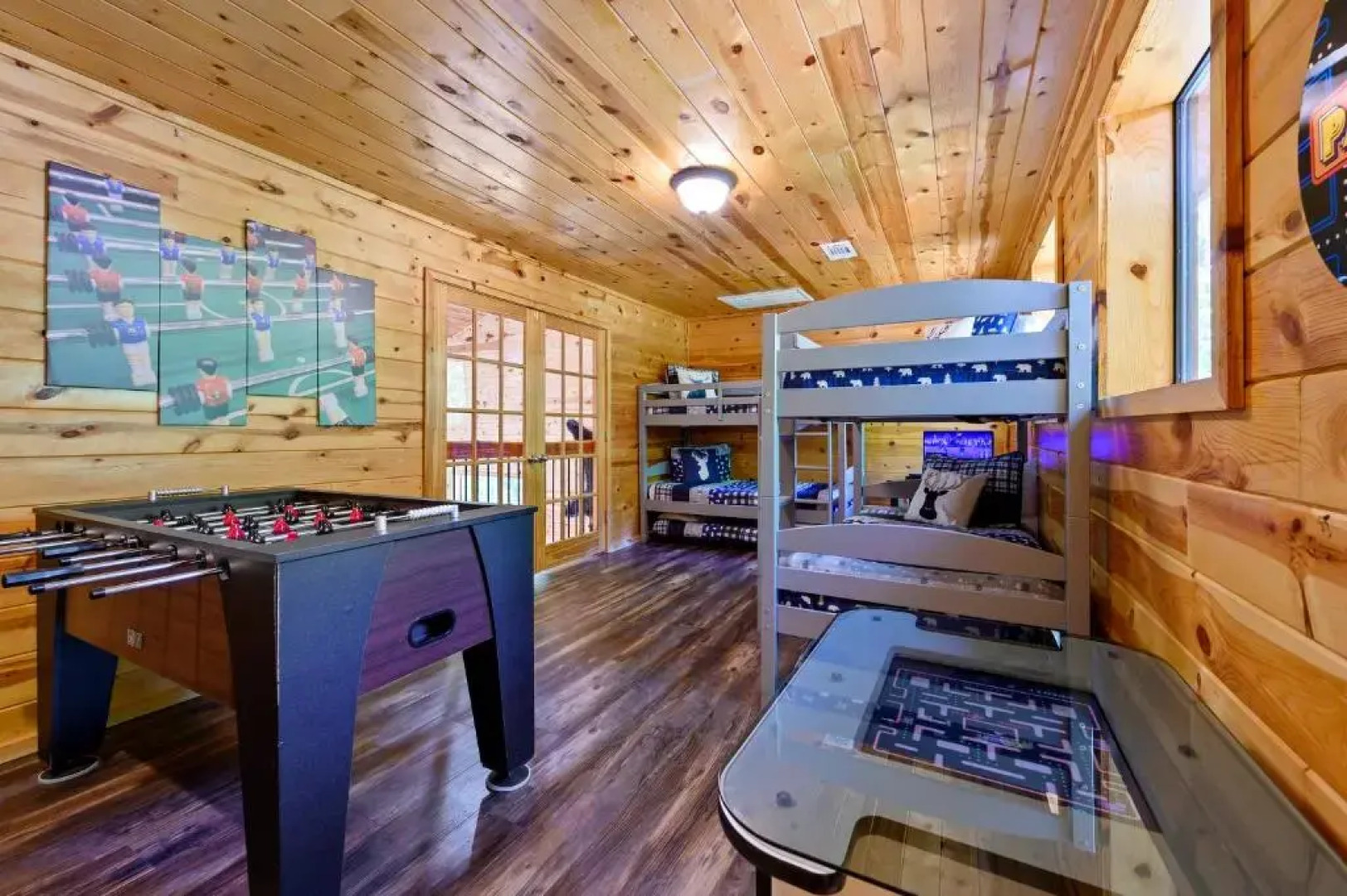 Hickory Bear - Secluded Cabin, Sleeps 10, New Hot Tub, Fire Pit, Arcade, Foosball Table & Deck Slide