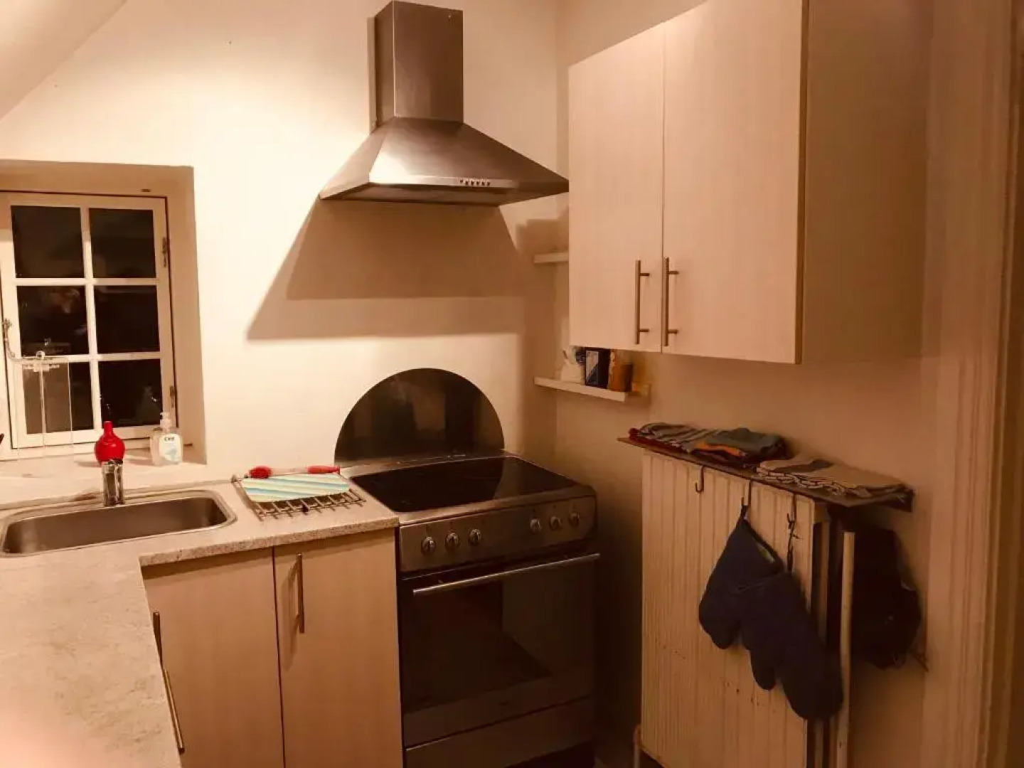 Centralt i Gentofte i 2 plan, ved S-Tog og busser