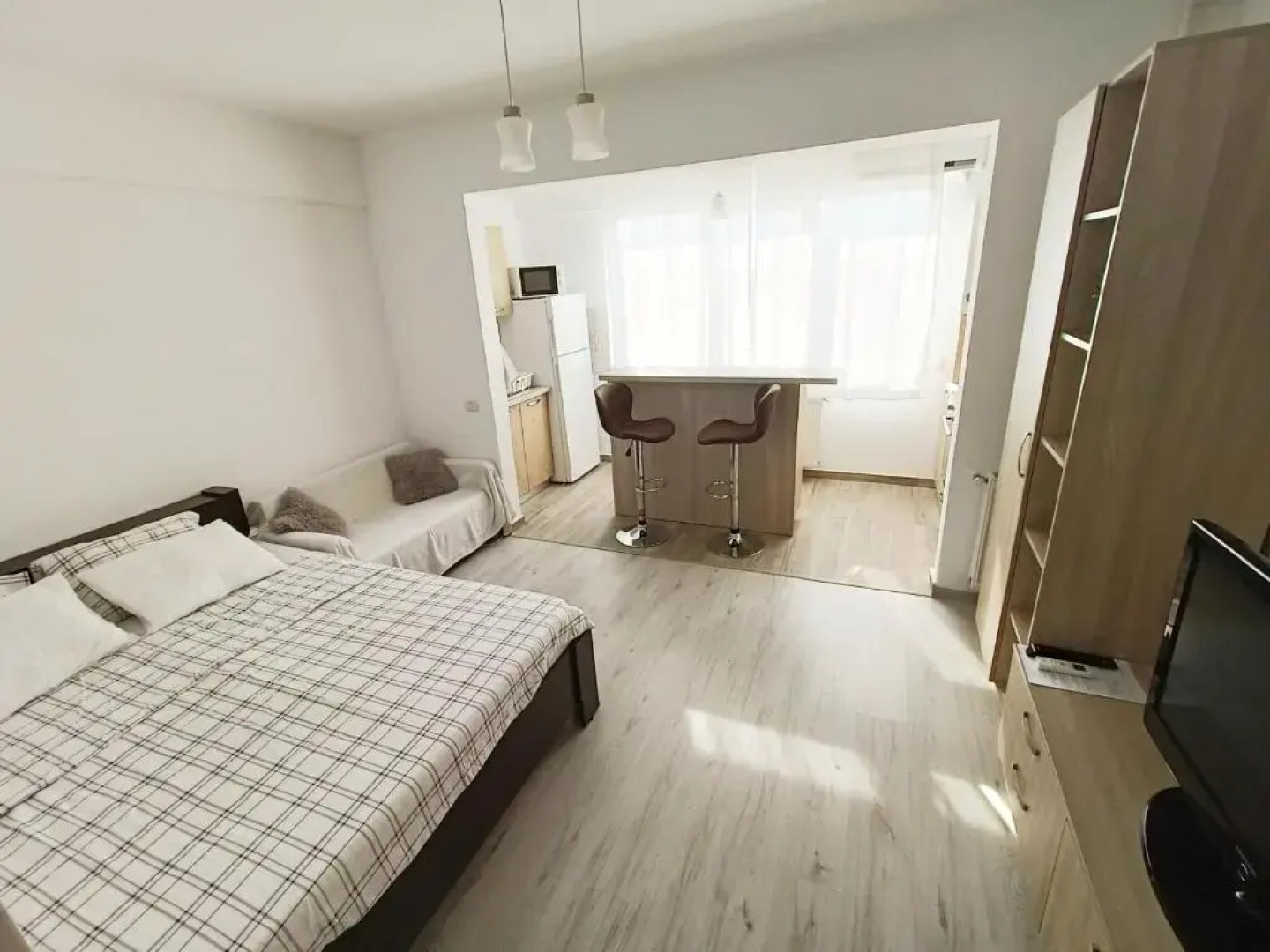 Quiet / Bright Studio/ Available Monthly