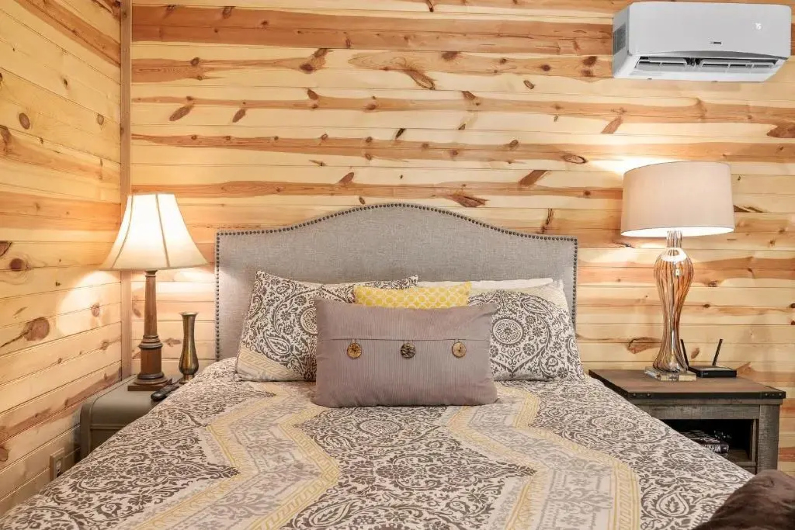 Hr 4 - The Sunflower Cottage 1 Bedroom Cabin by RedAwning